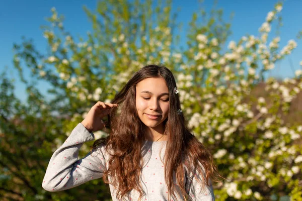 Porträtt Ung Vacker Tonårstjej Blommande Vårgrön Trädgård — Stockfoto