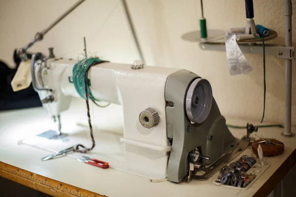 Lugar Trabajo Costurera Máquina Coser Tijeras Hilos Otras Herramientas Industria — Foto de Stock