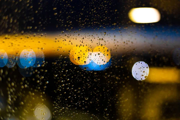 Wassertropfen Fenstern Und Bokeh Der Stadt Bei Sonnenuntergang — Stockfoto