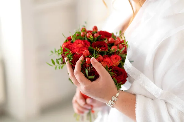 Bruden Vit Klänning Håller Sina Händer Elegant Bröllopsbukett Röda Rosor — Stockfoto