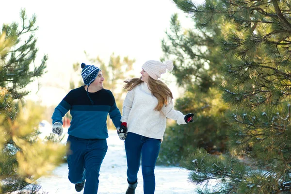 Una Coppia Amorevole Che Tiene Mano Corre Attraverso Foresta Invernale — Foto Stock