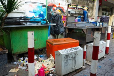 Şehir caddesinde çöp konteynırları. Çöp konteynırları. Sokak temizliği. Kuala Lumpur, Malezya - 04.18.2020