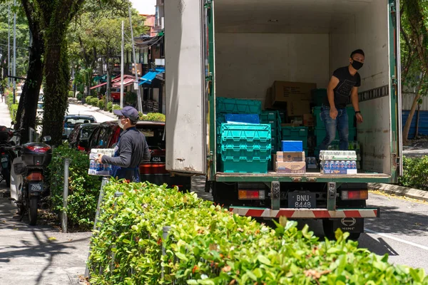 运往商店的货物从卡车上卸下一箱箱饮料 马来西亚吉隆坡 2020 — 图库照片