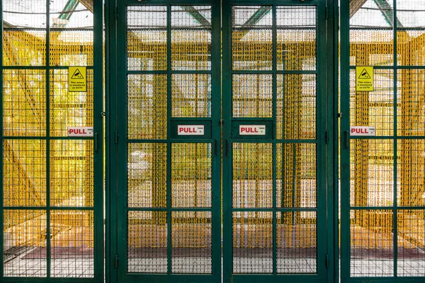 Kuş Parkına Giriş Kapısı Tipi Kapılardan — Stok fotoğraf