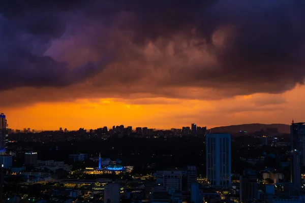 Вечерний Закат Города Облаками Дождя Ночной Дождь Великолепный Вид Ландшафты — стоковое фото