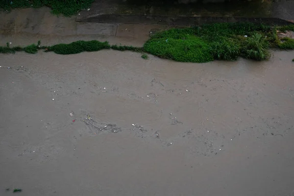 Canal Rio Uma Cidade Grande Esgoto Após Chuva Carrega Lixo — Fotografia de Stock