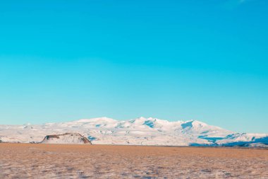 İzlanda 'nın kışın inanılmaz tarlaları ve düzlükleri. Zemin karla kaplı. Geniş alanlar. Kış doğasının güzelliği.