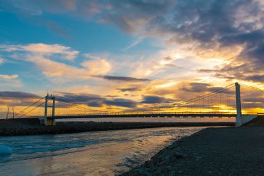 Jokulsarlon Buzul Göl Köprüsü İzlanda 'da altın saat.