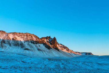 İzlanda 'nın kışın inanılmaz dağ manzarası. Karda dağlar. Geniş alanlar. Kış doğasının güzelliği.