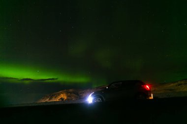 İzlanda 'nın gece gökyüzünde kuzey ışıkları. Yumuşak odaklanma. Sihirli yeşil parıltı