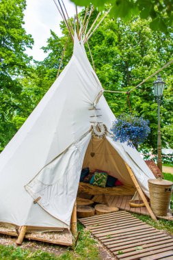 Yeşil bir parktaki bir yazlık kafede çadır. Şehir parkında temalı hipster kafe.