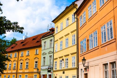 Prag Strago şehrinin mimarisi. Çok renkli alçak binalar ve taş kaldırım taşları. Eski Avrupa sokakları. Prag / Çek Cumhuriyeti - 05.21.2019