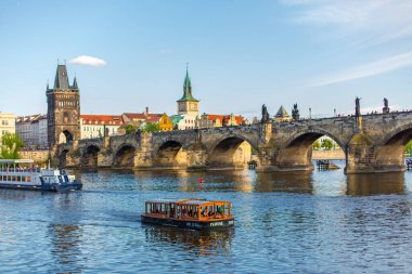 Prag manzaralı Ltava nehri ve ünlü Charles köprüsü. Prag / Çek Cumhuriyeti - 05.21.2019