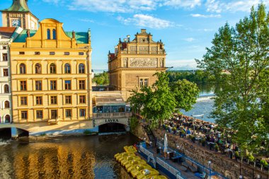 Prag Strago şehrinin mimarisi. Çok renkli alçak binalar ve taş kaldırım taşları. Eski Avrupa sokakları. 