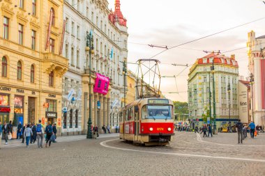 Eski Prag 'ın sokakları. Caddede kırmızı bir tramvay gidiyor. Prag / Çek Cumhuriyeti - 05.21.2019