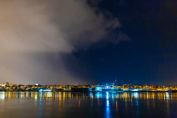 Nachtfoto Van Reykjavik Stadsstrand Licht Aan Het Water — Stockfoto