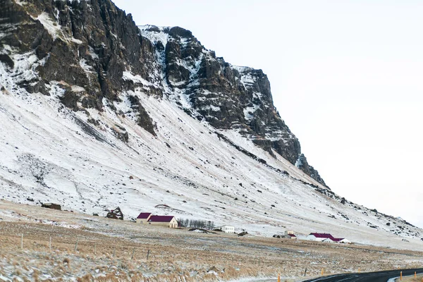 Egy Magányos Ház Izlandi Hegyek Lábánál Hihetetlen Természeti Tájak Élet — Stock Fotó