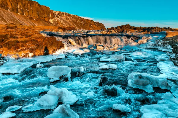 Paisagem Montanha Tirar Fôlego Islândia Inverno Rio Com Uma Cachoeira — Fotografia de Stock