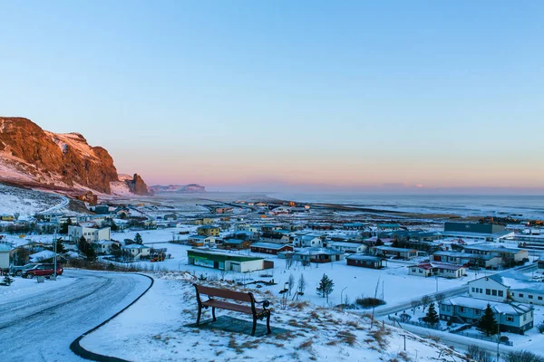 İzlanda 'ya bakış açısı. Muhteşem şehir uçurumu ve okyanus manzarası.
