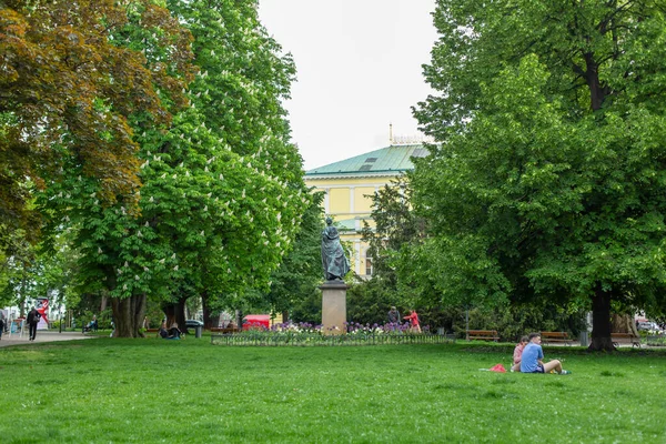 Prag 'daki yeşil şehir eğlence parkı. Prag / Çek Cumhuriyeti - 05.21.2019