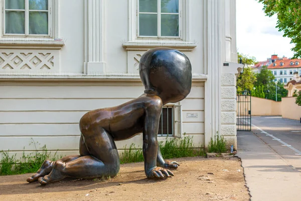 Statue Das Krabbelnde Baby Verworrene Seltsame Kunst Prag Prag Tschechien — Stockfoto