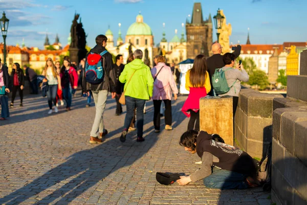 Prag Strago şehrinin mimarisi. Çok renkli alçak binalar ve taş kaldırım taşları. Eski Avrupa sokakları. 