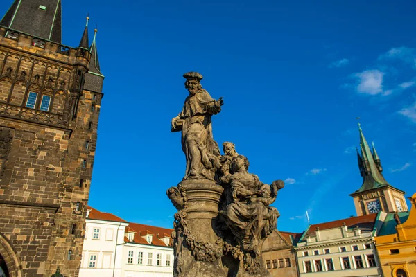 Charles Köprüsü 'ndeki köprü kulesi. Eski Avrupa 'nın mimarisi. Tarihi bir bina. Prag / Çek Cumhuriyeti - 05.21.2019