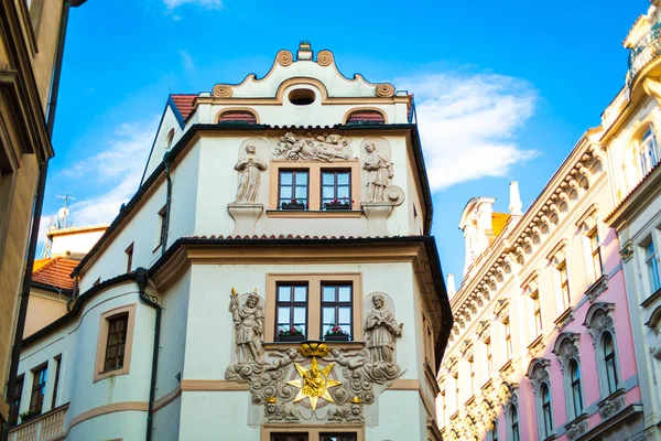 Eski Avrupa Nın Mimarisi Sanatsal Modellik Binanın Cephesindeki Figürler Prag — Stok fotoğraf