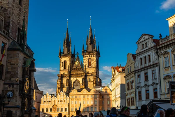Prag 'daki Eski Şehir Meydanı' ndaki Tyn Tapınağı. Prag 'daki Eski Şehir Meydanı' nda bir turist kalabalığı yürüyor. Prag / Çek Cumhuriyeti - 05.21.2019