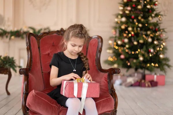 Uma Menina Abre Presente Natal Papai Noel Conto Natal Infância — Fotografia de Stock