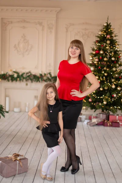 Küçük Kız Annesine Içinde Noel Hediyesi Olan Bir Kutu Verir — Stok fotoğraf