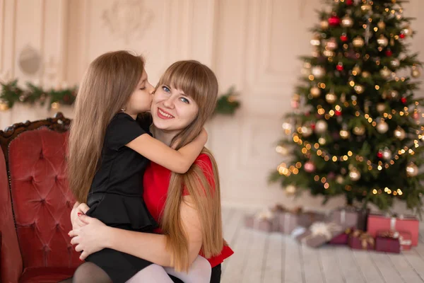 Niña Abraza Madre Cerca Del Árbol Navidad Momentos Alegres Una — Foto de Stock