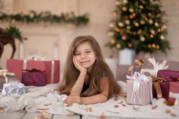 Una Niña Abre Regalo Navidad Santa Cuento Navidad Feliz Infancia —  Fotos de Stock