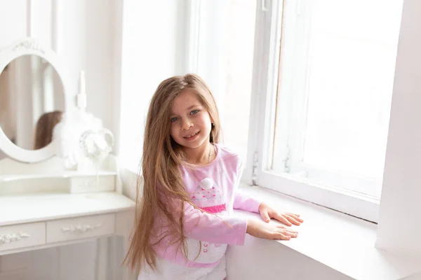 Güzel Bir Genç Kızın Portresi Beyaz Pencerede Duruyor — Stok fotoğraf