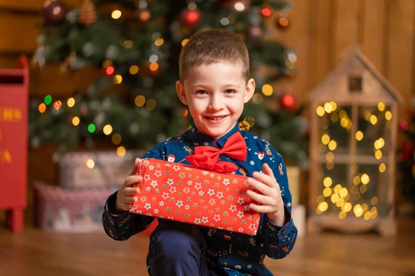 Noël Fabuleux Petit Garçon Tenant Une Grande Boîte Rouge Avec — Photo