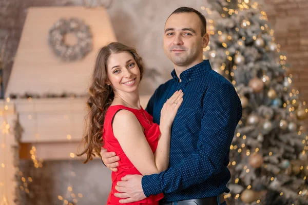 Tatlı evli çift Noel tatilini selamlıyor..