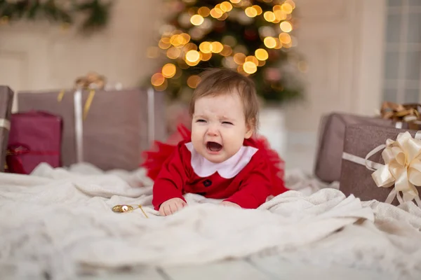 Portrait Petite Fille Tricot Rouge Pleurant Avec Boîte Cadeau Noël — Photo