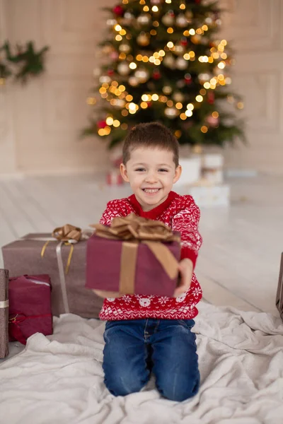 Portrait Joyeux Petit Garçon Souriant Pull Tricoté Rouge Avec Boîte — Photo