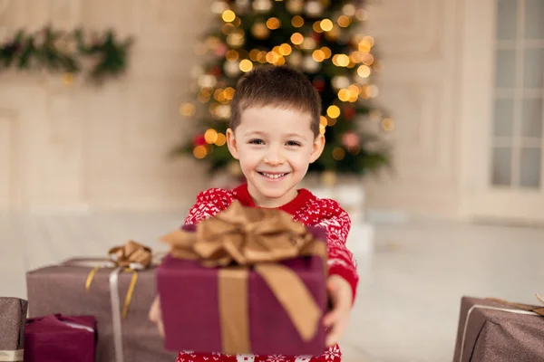 Egy Boldog Mosolygós Kisfiú Portréja Piros Kötött Pulóverben Karácsonyi Ajándékdobozzal — Stock Fotó
