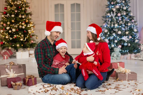 Karácsonyi Család Boldog Anya Apa Kislánya Fia Mikulás Kalapban Élvezem — Stock Fotó
