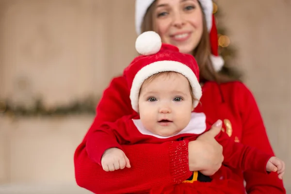 Joyeux Câlin Mère Petite Fille Costume Père Noël Rouge Chapeau — Photo