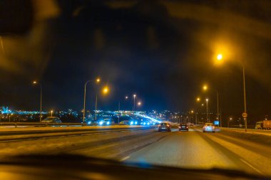 İzlanda 'da gece yolu, Reykjavik. Arabadan bak..