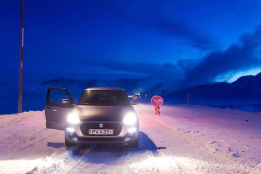 Karlı bir kış gecesinde Suzuki Swift araba. İzlanda - 01.17.2018