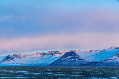 İzlanda 'nın kışın inanılmaz dağ manzarası. Karda dağlar. Geniş alanlar. Kış doğasının güzelliği.