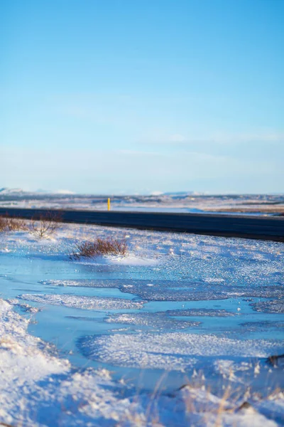 Река Равнине Исландии Берега Покрыты Снегом Зимний Пейзаж Открытые Пространства — стоковое фото