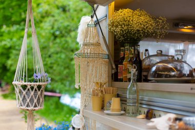 İçki ve tatlı servisi için bar penceresi. Yeşil parktaki yazlık gezici kafe. Prag / Çek Cumhuriyeti - 05.21.2019