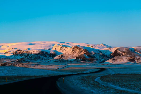 Häpnadsväckande Vinterlandskap Island Utsikt Från Vägen Ovanlig Skönhet Naturen — Stockfoto