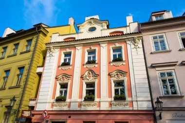 Prag Strago şehrinin mimarisi. Çok renkli alçak binalar ve taş kaldırım taşları. Eski Avrupa sokakları. Prag / Çek Cumhuriyeti - 05.21.2019
