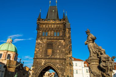Charles Köprüsü 'ndeki köprü kulesi. Eski Avrupa 'nın mimarisi. Tarihi bir bina. Prag / Çek Cumhuriyeti - 05.21.2019