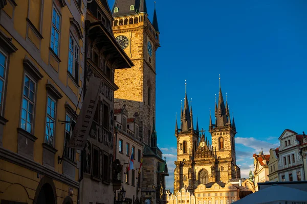 プラハの旧市街広場にあるティン寺院 プラハの旧市街広場には大勢の観光客が歩いています プラハ チェコ共和国 2019 — ストック写真
